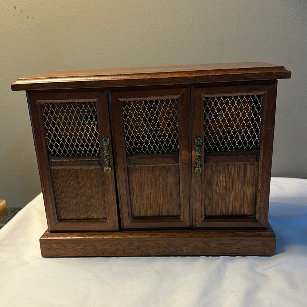 Wooden jewelry box with Mesh Doors